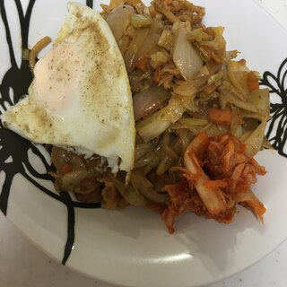 白菜キムチ添え✨ソース焼きそばの目玉焼きのせ♡